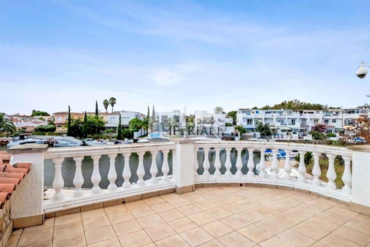 Chalet for sale with direct beach access in Empuriabrava — Sea terrace