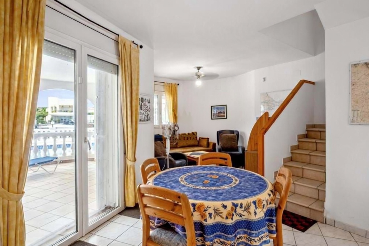 Chalet for sale with direct beach access in Empuriabrava — Living room