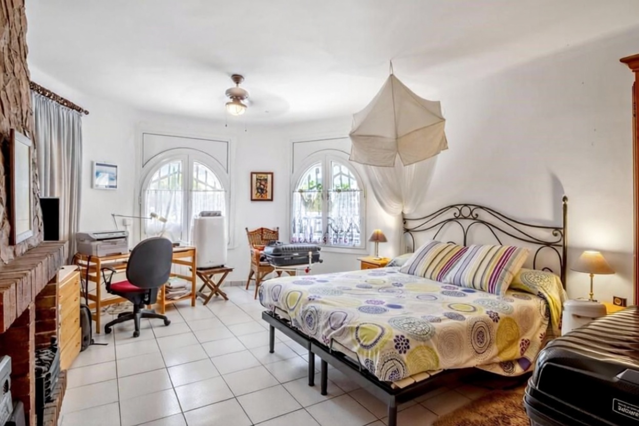 Chalet for sale with direct beach access in Empuriabrava — Bedroom