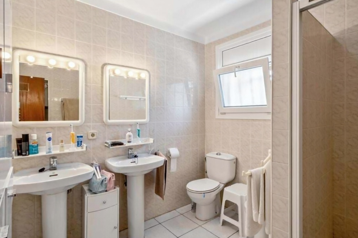 Chalet for sale with direct beach access in Empuriabrava — Bathroom