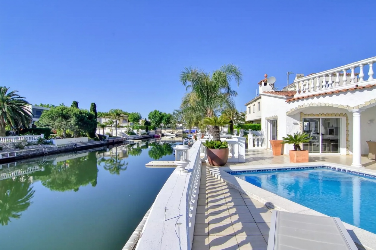 Chalé à venda com acesso direto à praia em Empuriabrava — Terraço mar