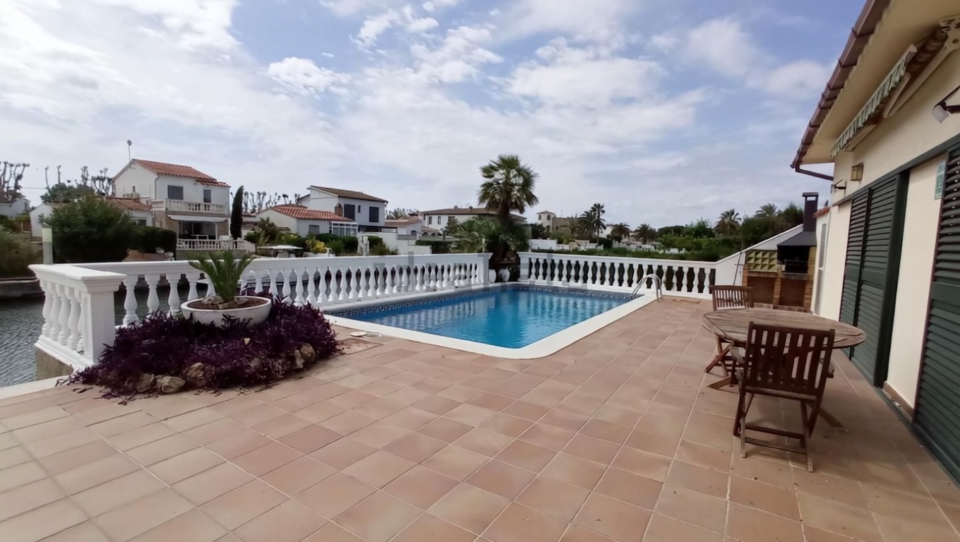 Chalé à venda com acesso direto à praia em Empuriabrava