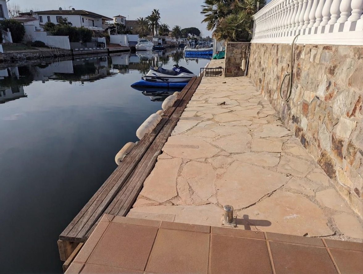 Chalé à venda com acesso direto à praia em Empuriabrava — Vista mar