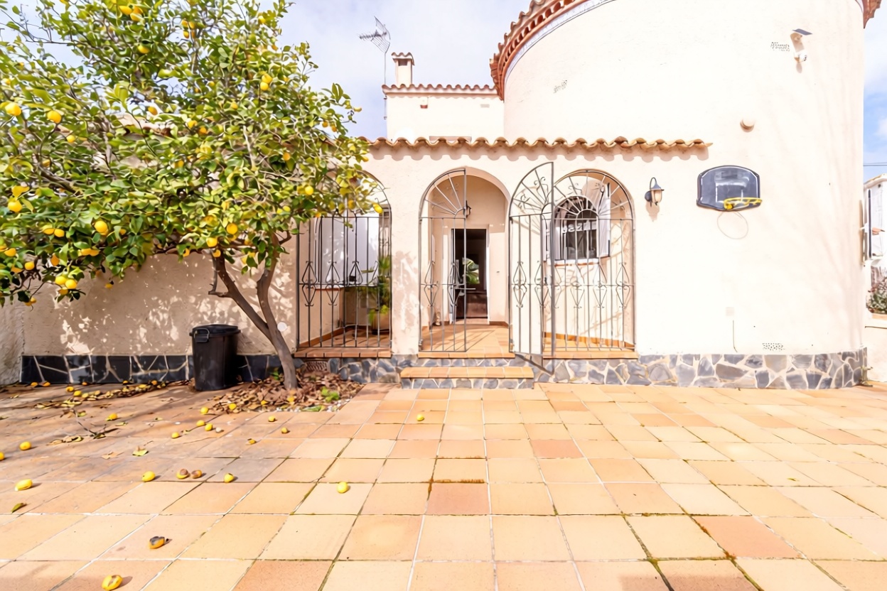Chalet à vendre avec accès direct à la plage à Empuriabrava — Terrasse