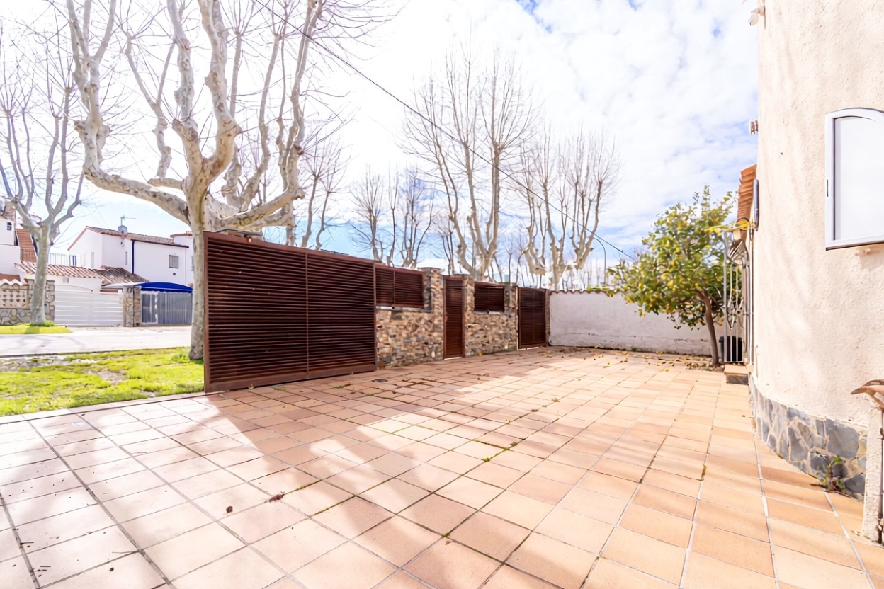Chalet à vendre avec accès direct à la plage à Empuriabrava — Terrasse