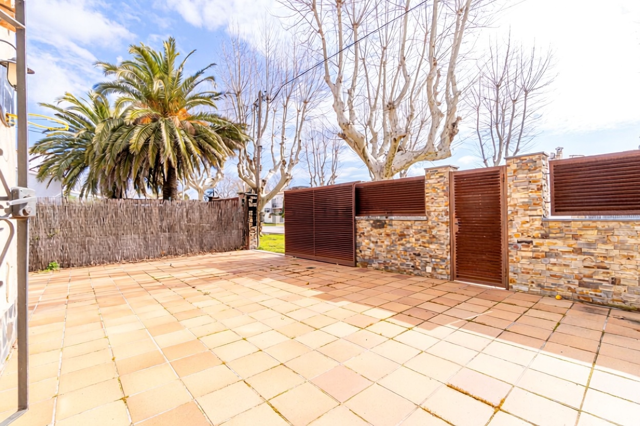 Chalet à vendre avec accès direct à la plage à Empuriabrava — Terrasse