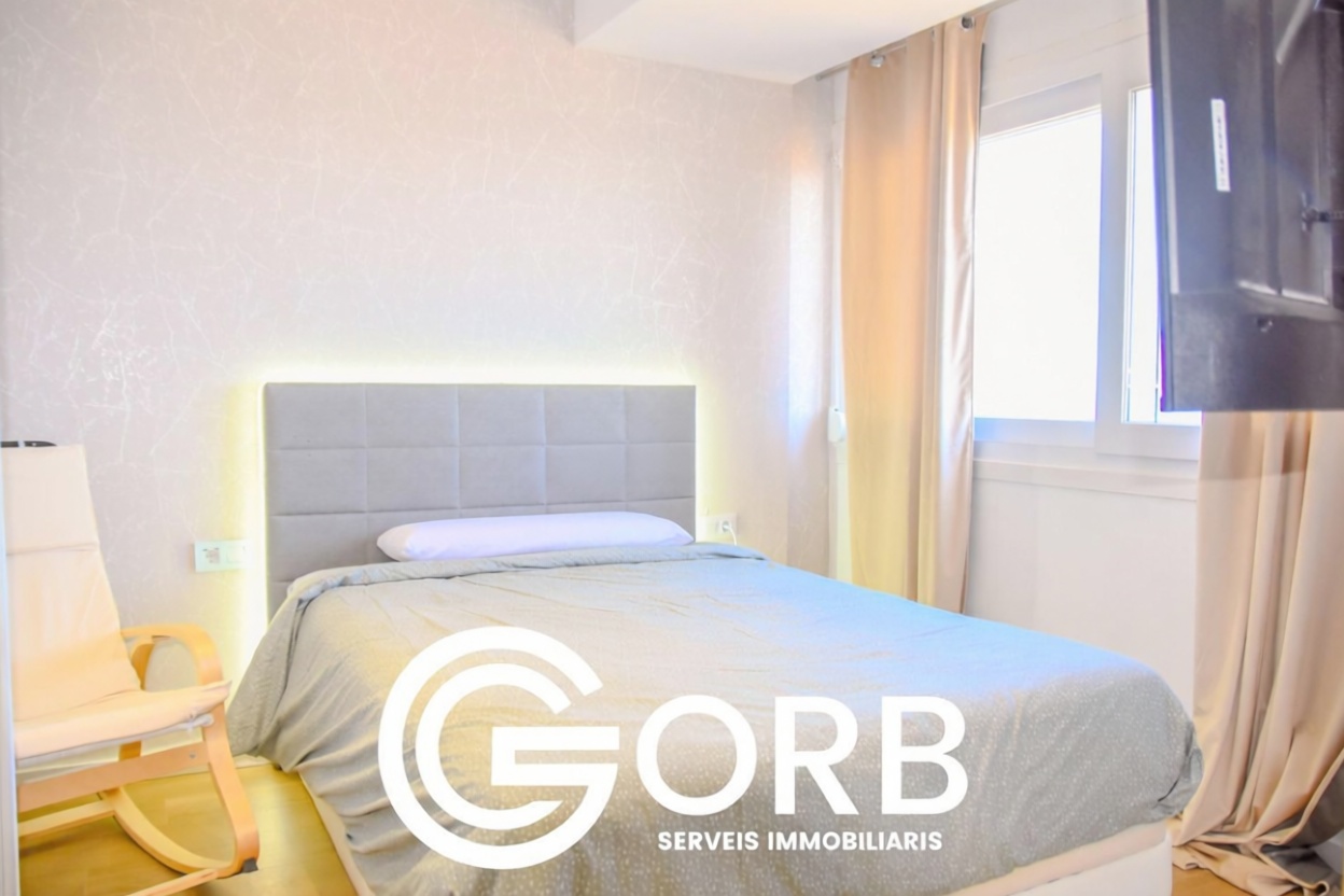 Flat for sale frontline beach in Mataró — Bedroom