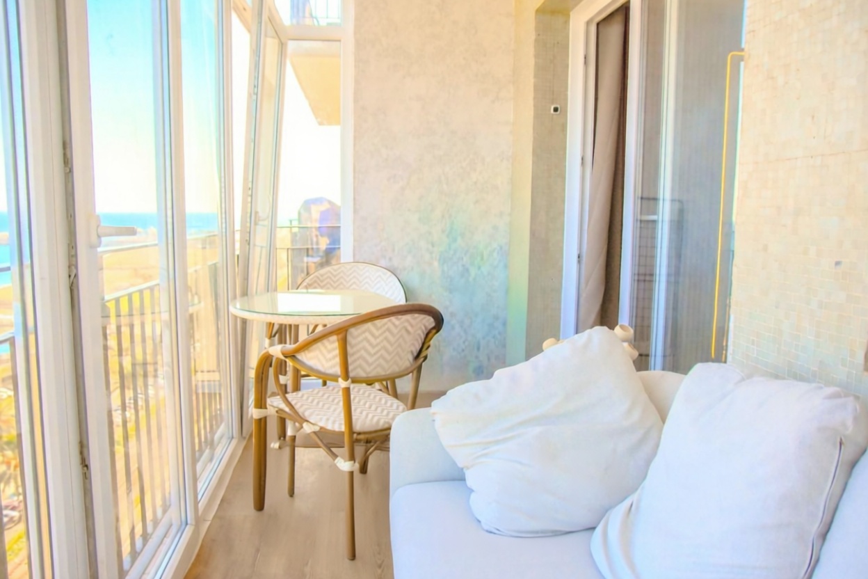 Flat for sale frontline beach in Mataró — Kitchen