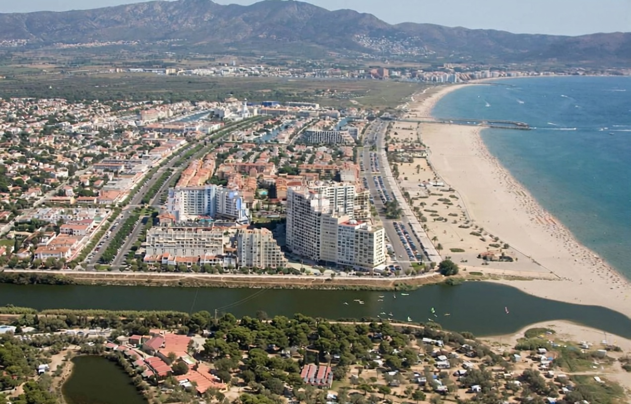 Шале на продажу с прямым выходом на пляж в Empuriabrava — Морской вид