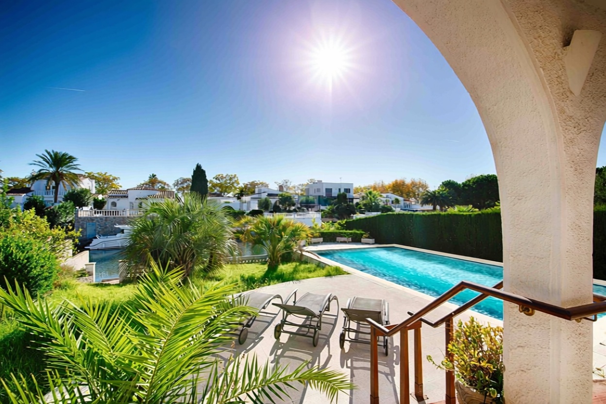 Chalet à vendre avec accès direct à la plage à Empuriabrava