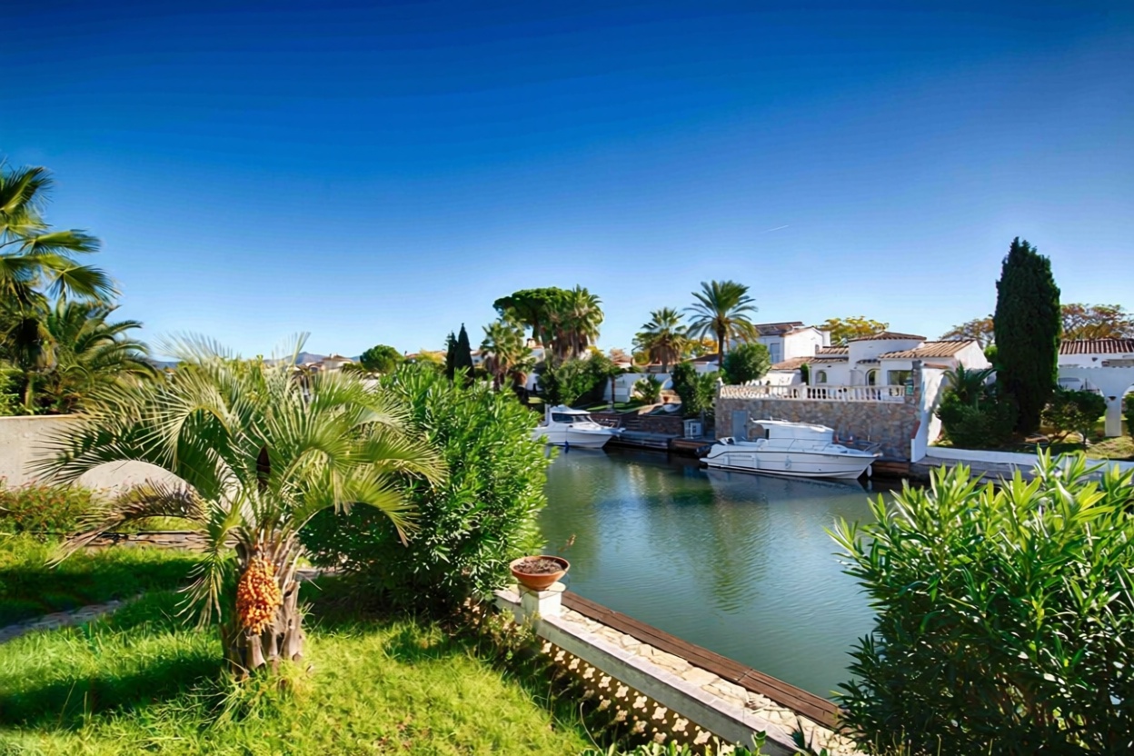 Chalet à vendre avec accès direct à la plage à Empuriabrava — Vue mer
