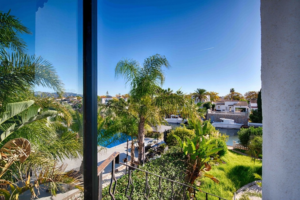 Chalet à vendre avec accès direct à la plage à Empuriabrava — Chambre