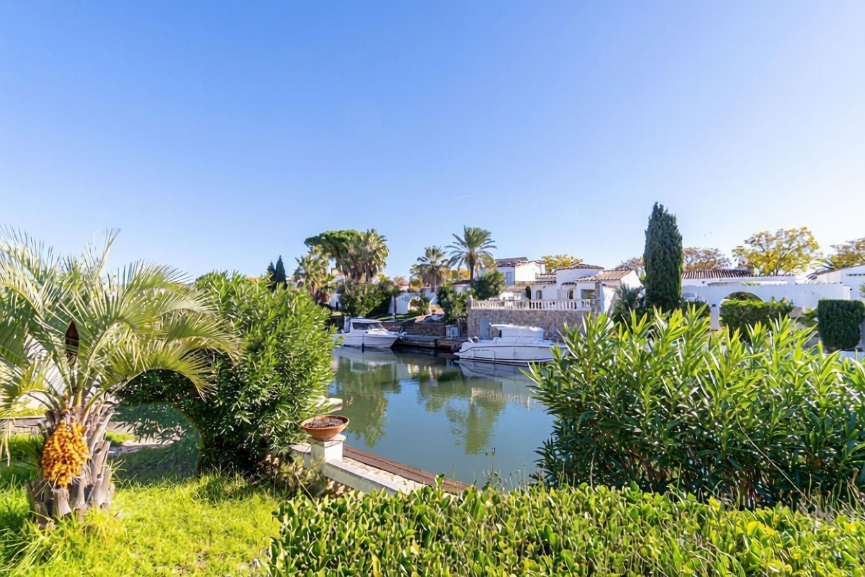 Chalet à vendre avec accès direct à la plage à Empuriabrava — Séjour