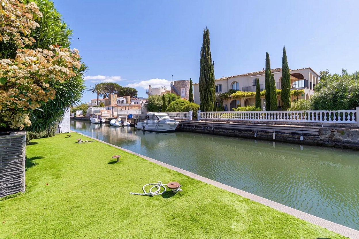 Chalet à vendre avec accès direct à la plage à Empuriabrava — Vue mer