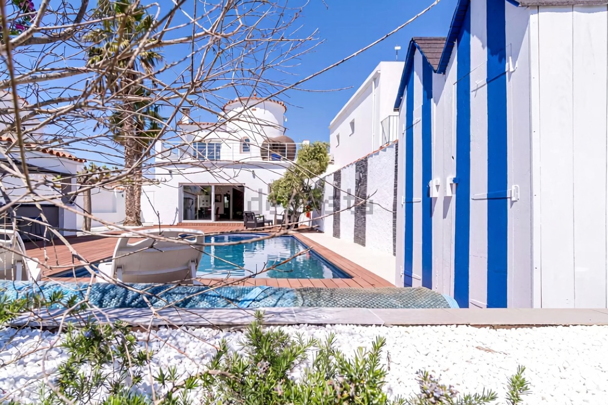 Chalet à vendre avec accès direct à la plage à Empuriabrava — Séjour