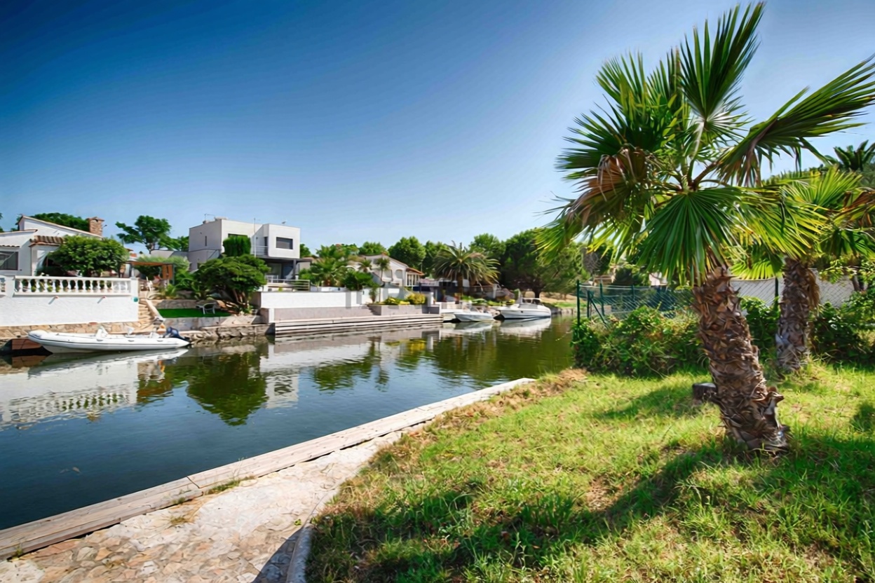 Chalet avec accès direct à la plage à Empuriabrava — Vue mer