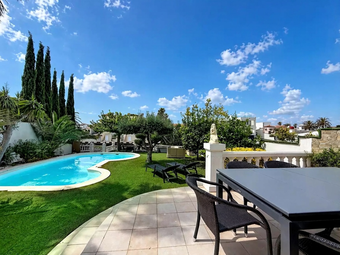 Chalet à vendre avec accès direct à la plage à Empuriabrava — Terrasse