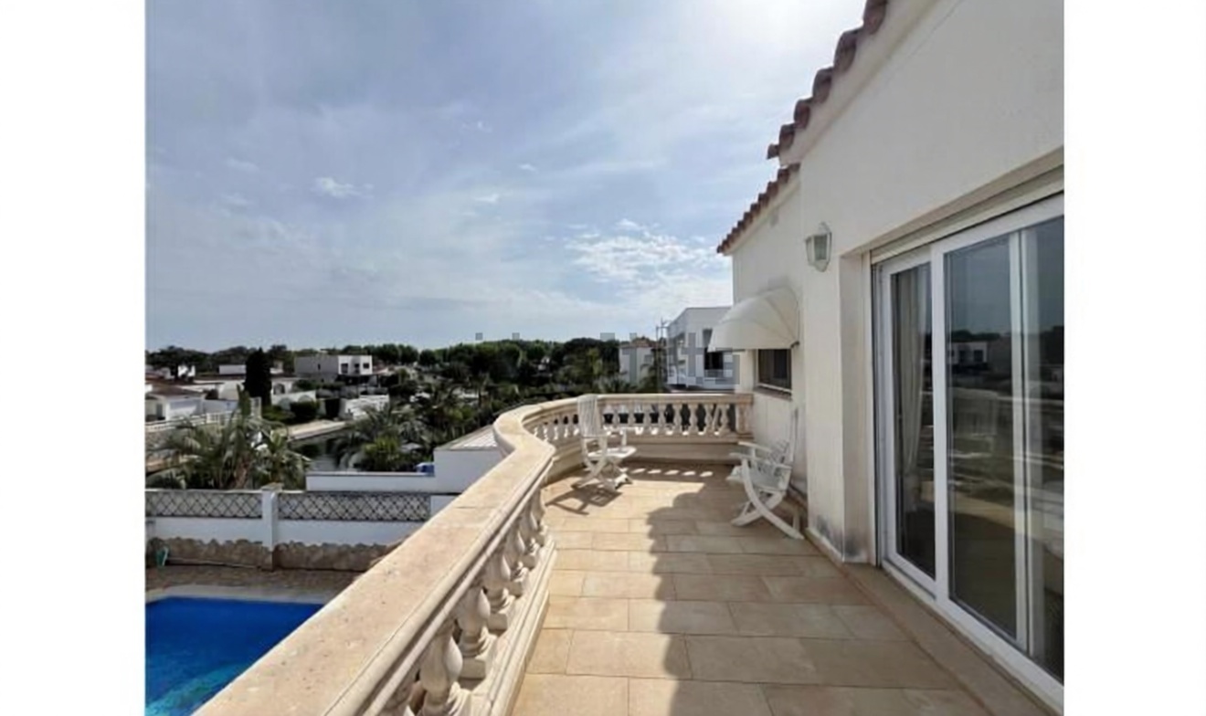 Chalet en venta con acceso directo a la playa en Empuriabrava