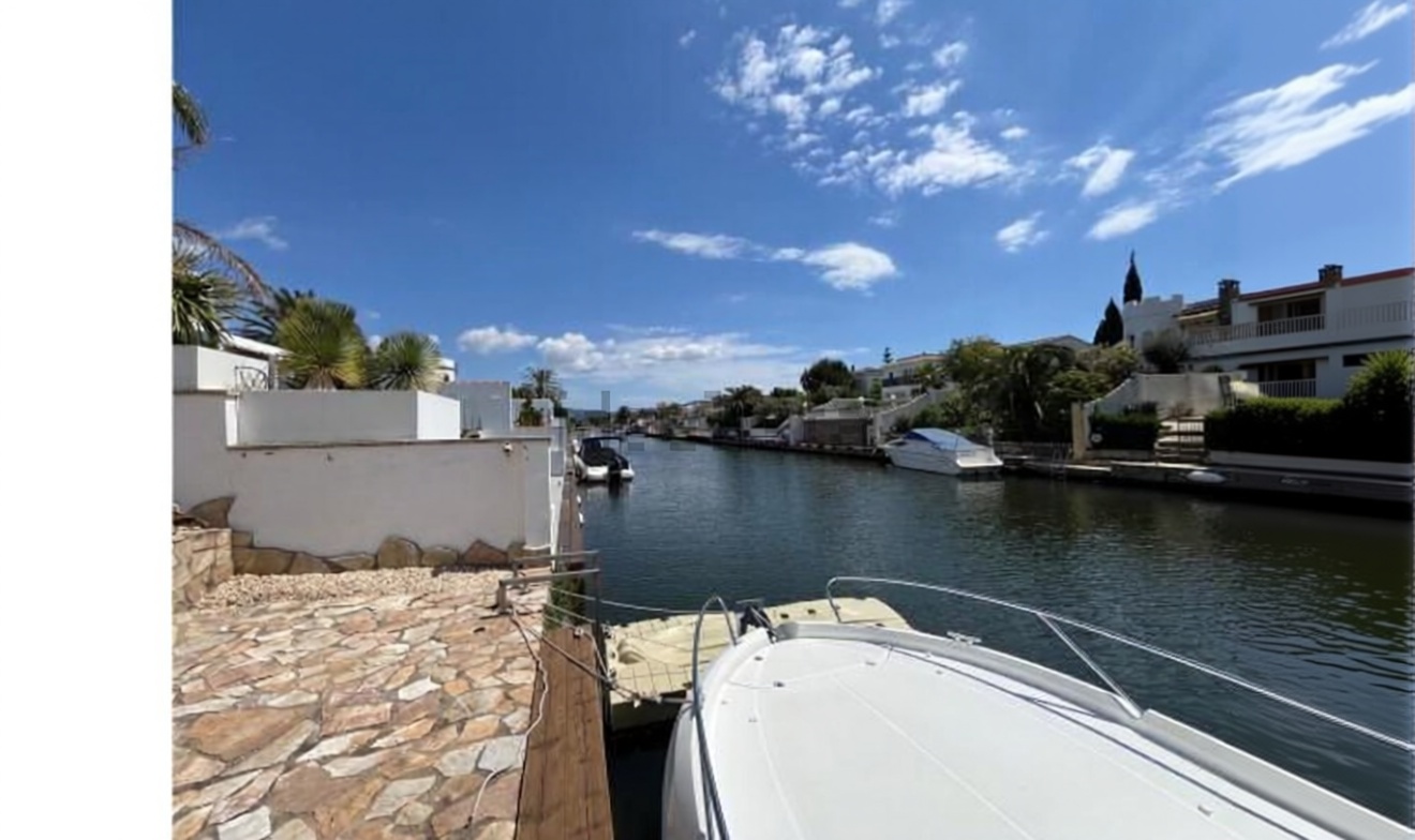 Chalet à vendre avec accès direct à la plage à Empuriabrava — Vue mer