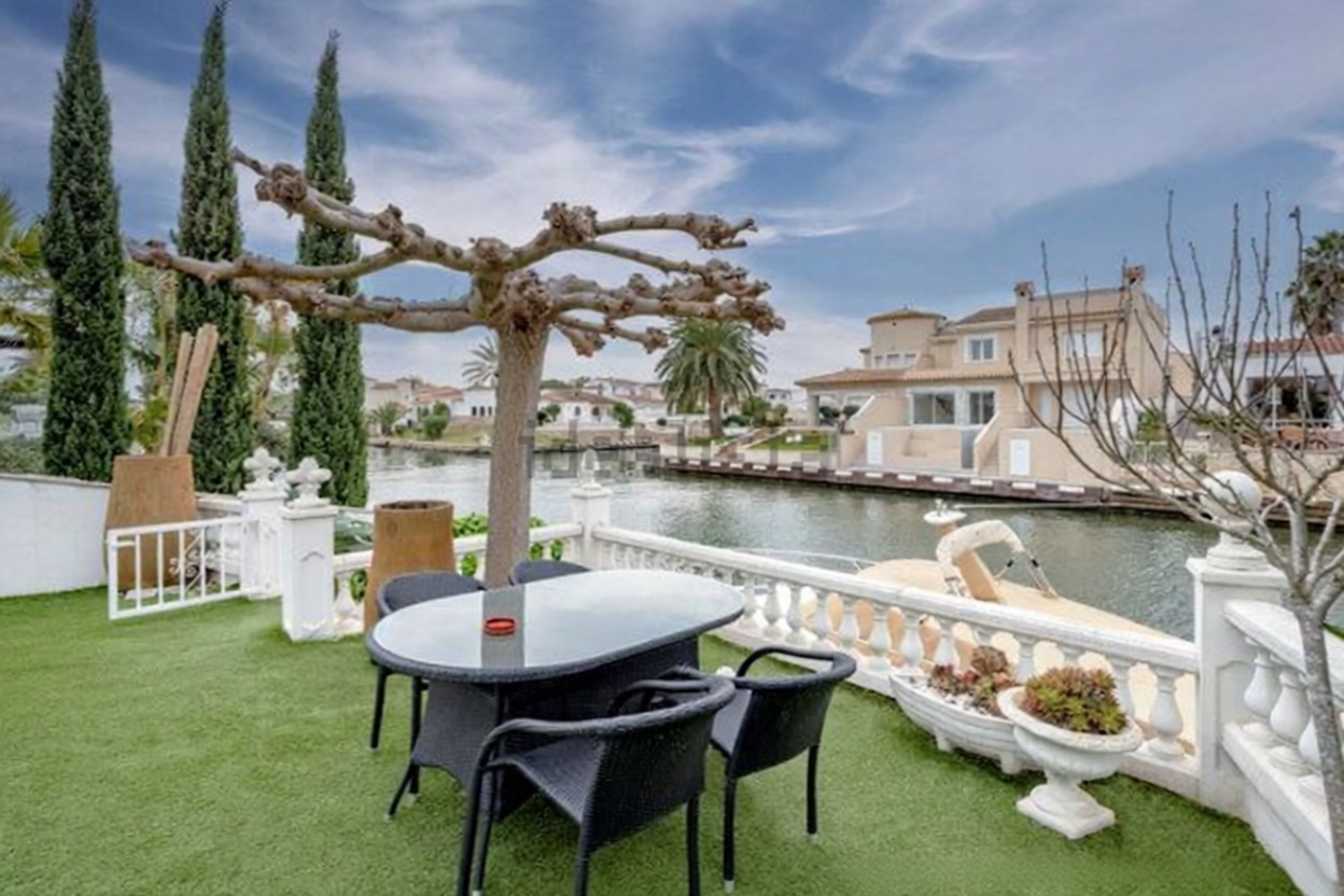 Chalet en venta con acceso directo a la playa en Empuriabrava