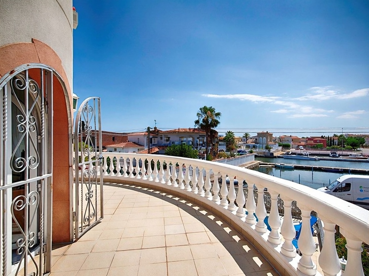 Chalet en venta con acceso directo a la playa en Empuriabrava