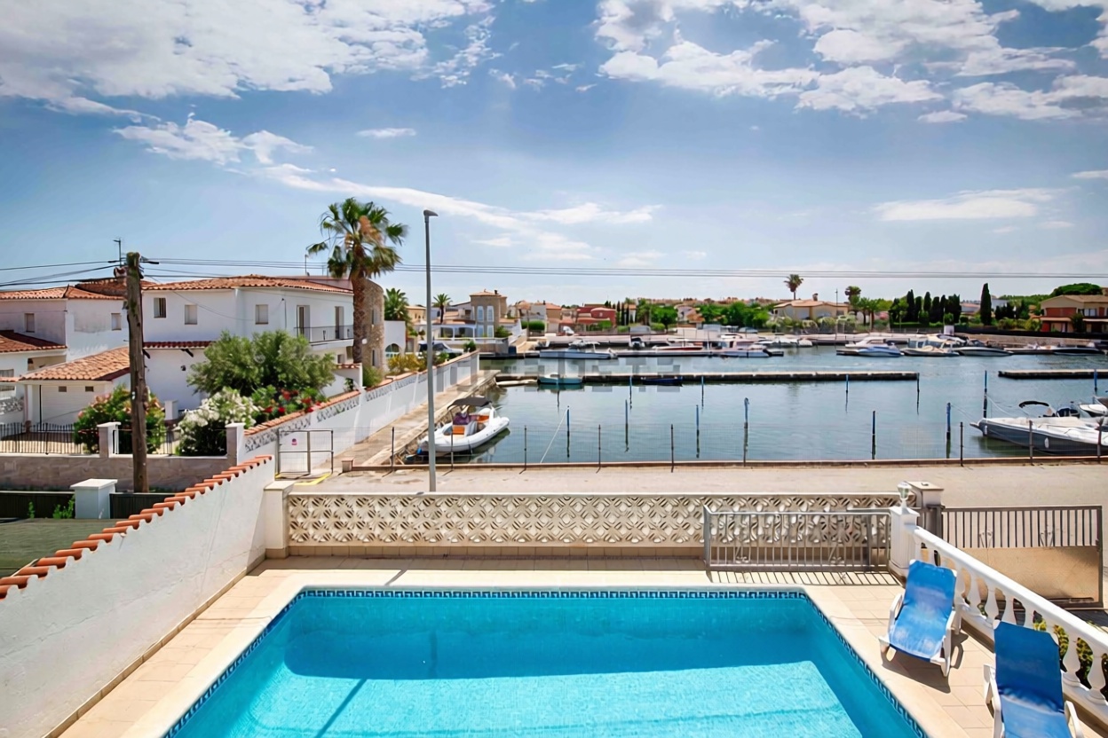 Chalet en venta con acceso directo a la playa en Empuriabrava