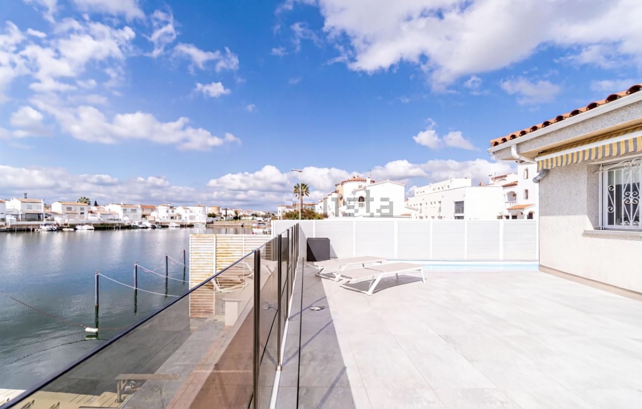 Chalet en venta con acceso directo a la playa en Empuriabrava