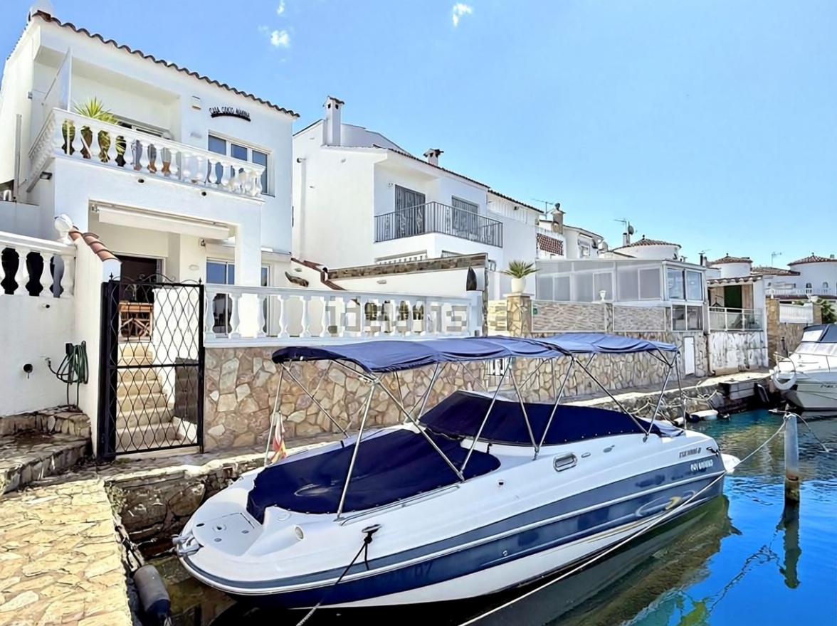 Chalet zum Verkauf mit direktem Strandzugang in Empuriabrava — Meerblick