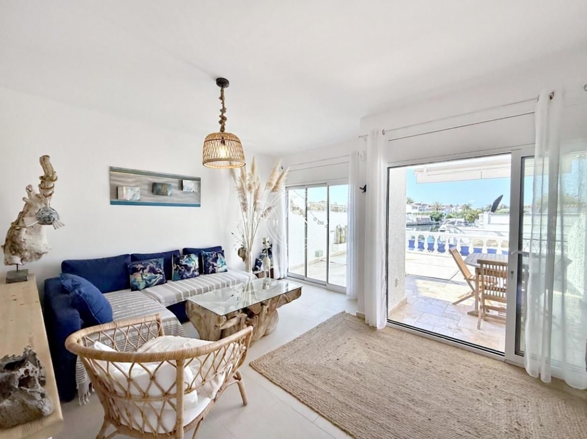 Chalet zum Verkauf mit direktem Strandzugang in Empuriabrava — Wohnzimmer