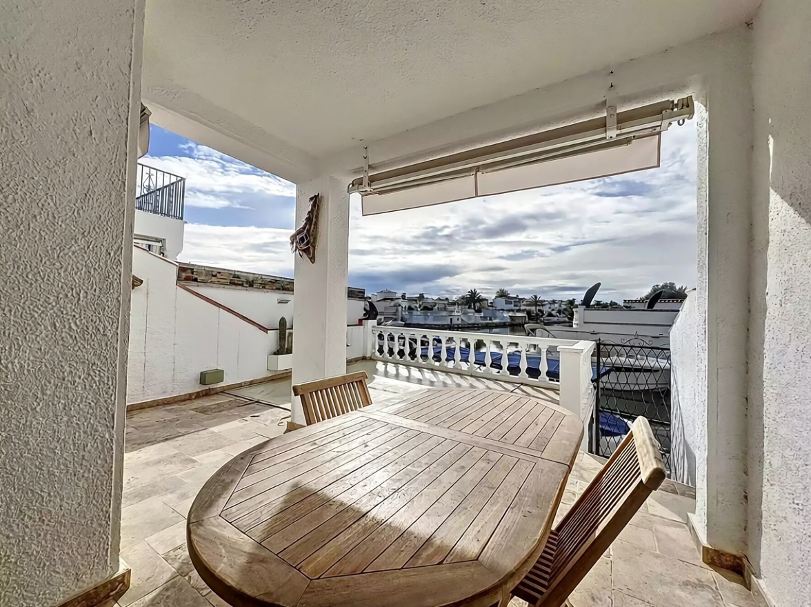 Chalet zum Verkauf mit direktem Strandzugang in Empuriabrava — Meerterrasse