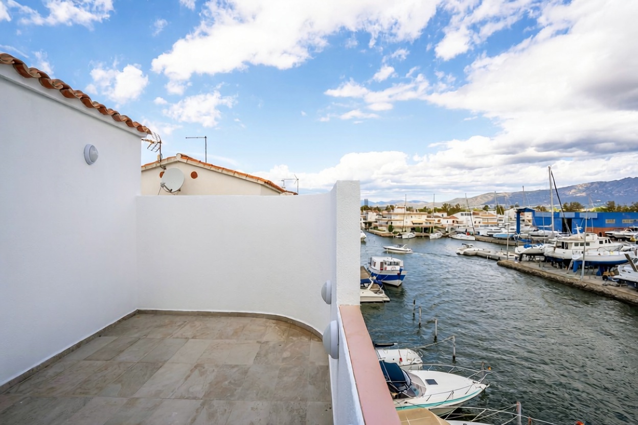 Chalet com acesso direto à praia em Empuriabrava — Terraço mar