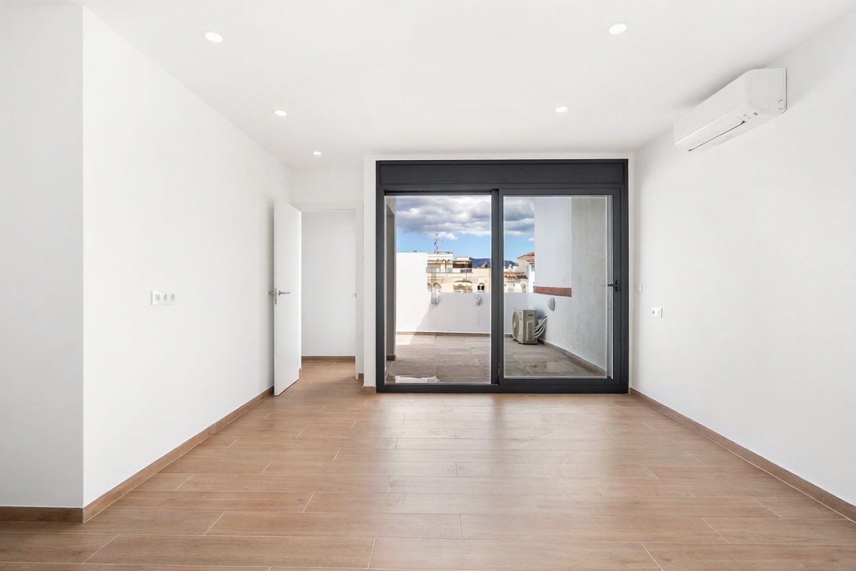 Chalet com acesso direto à praia em Empuriabrava — Sala