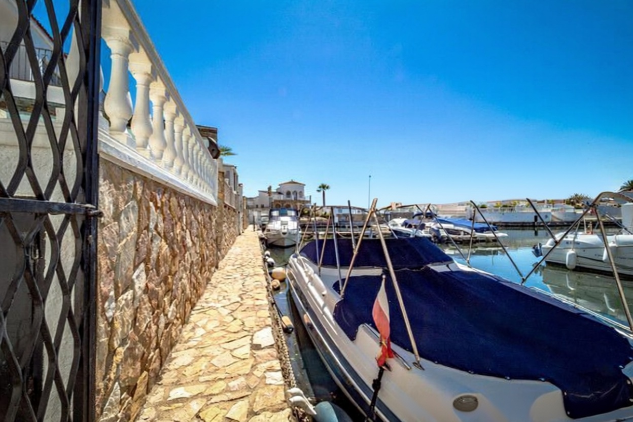 Chalet zum Verkauf mit direktem Strandzugang in Empuriabrava — Meerblick