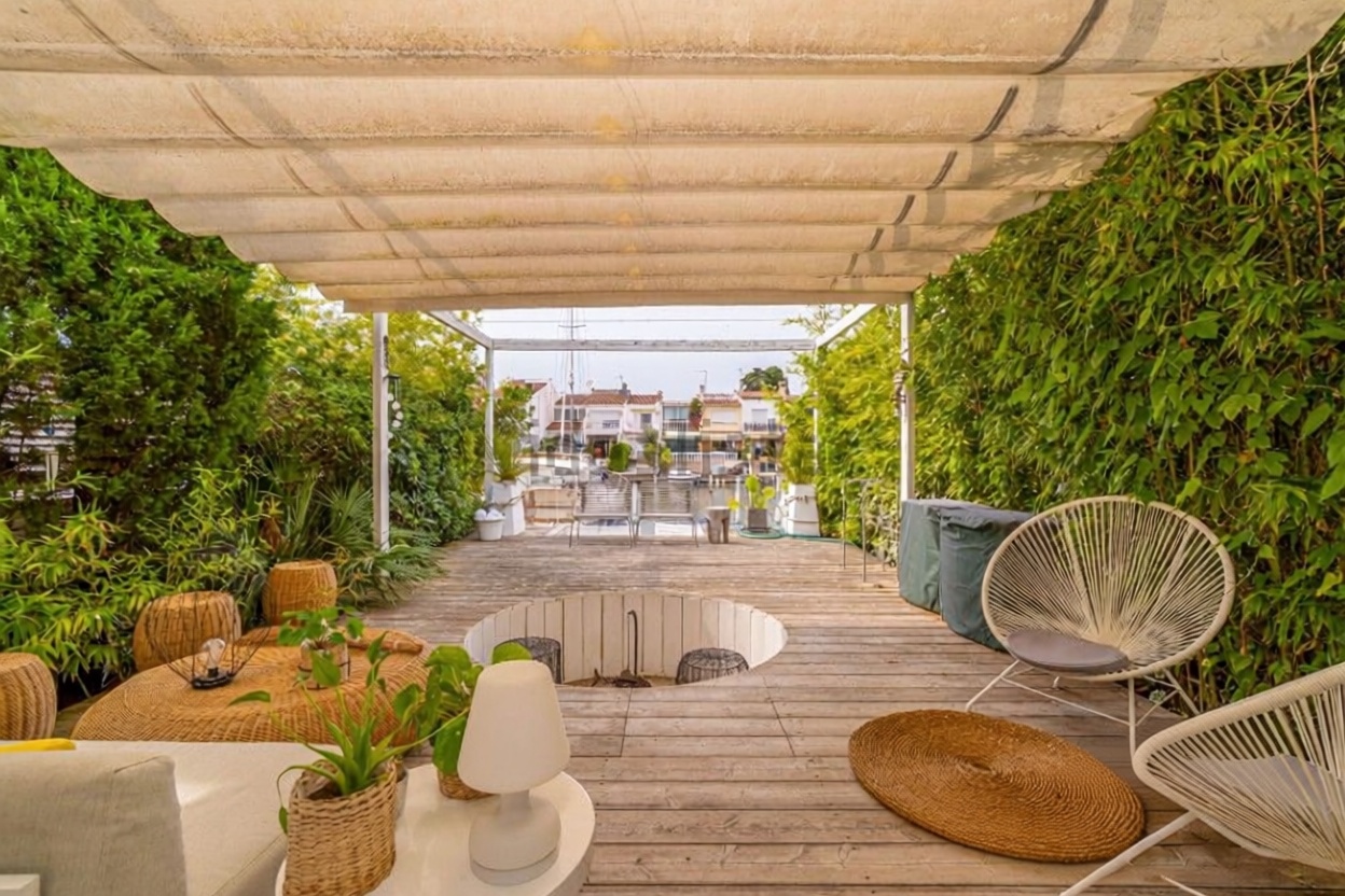 Chalet en venta con acceso directo a la playa en Empuriabrava