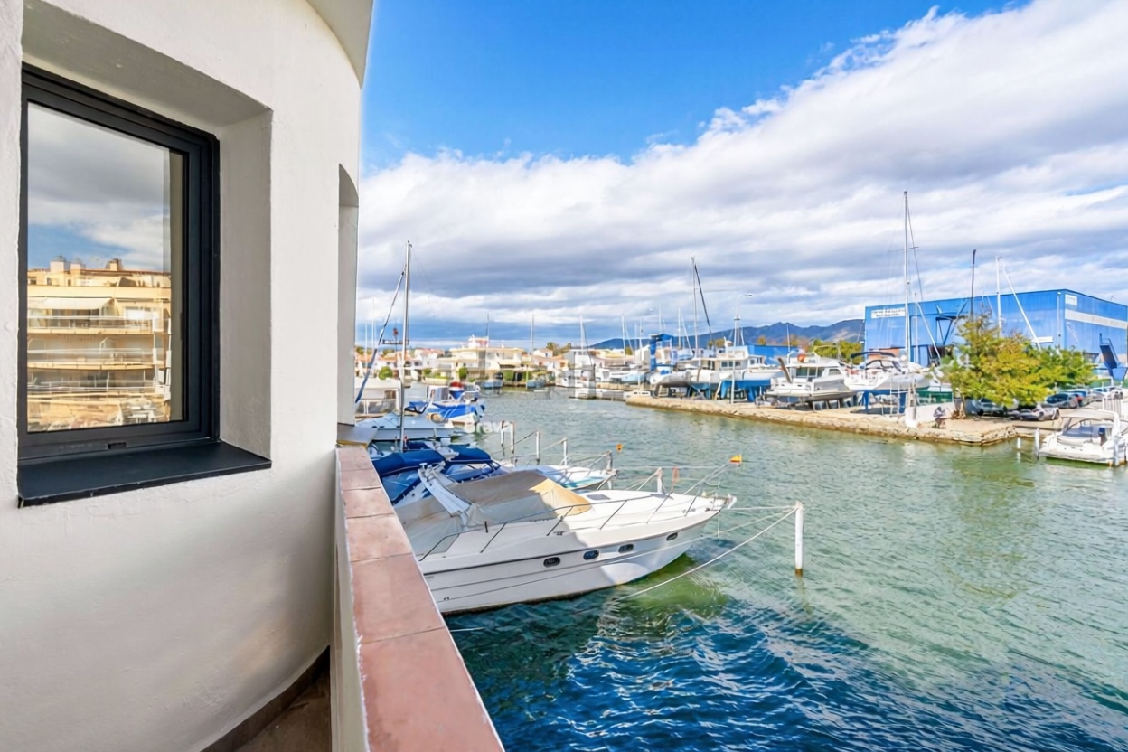 Chalet en venta con acceso directo a la playa en Empuriabrava
