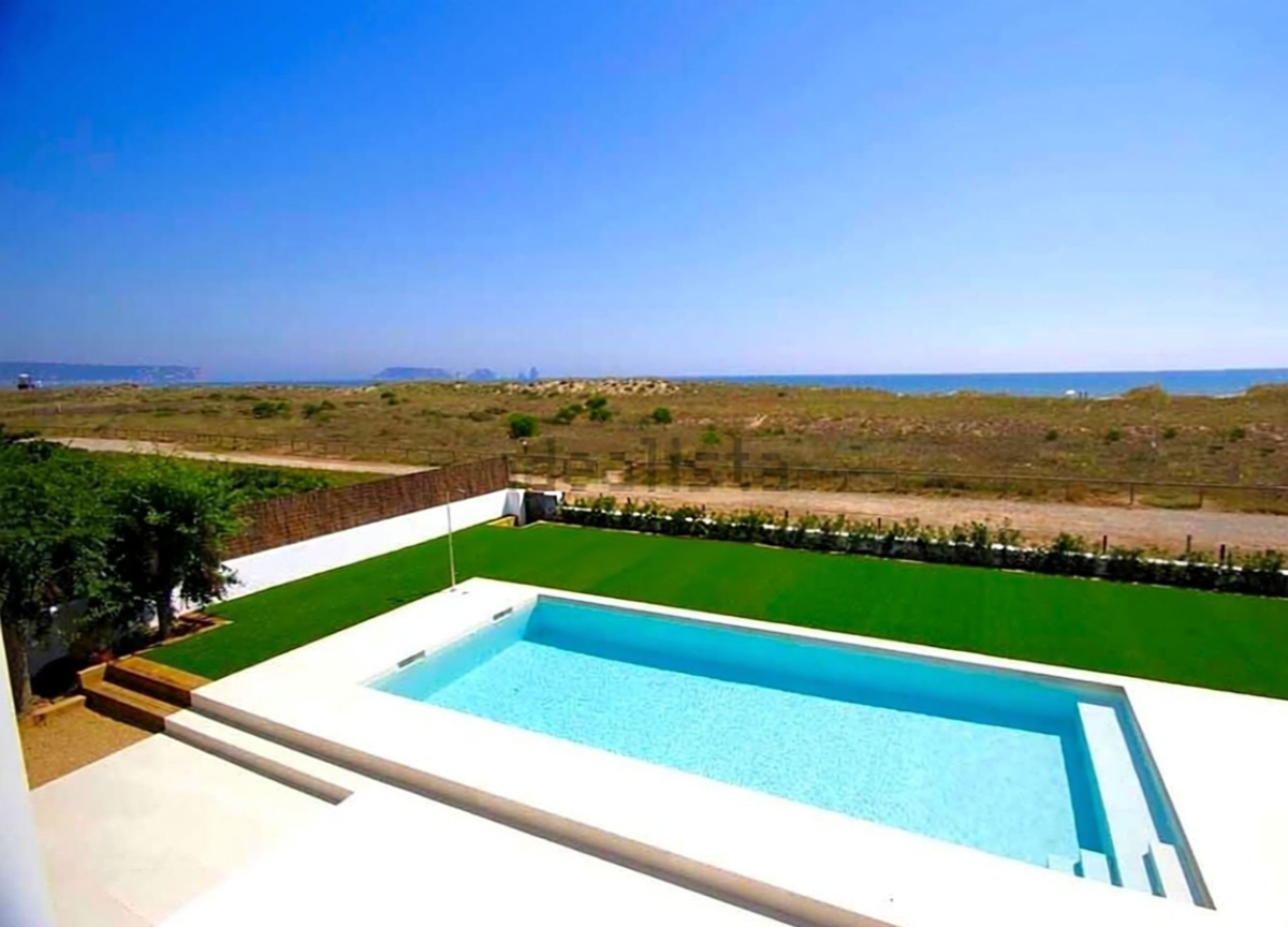 Chalet zum Verkauf mit direktem Strandzugang in Torroella de Montgrí — Meerblick