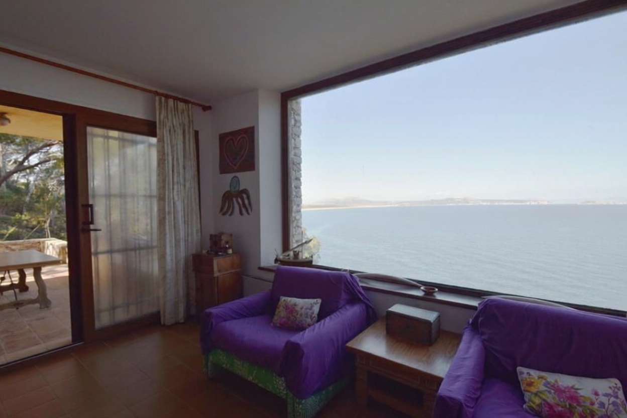 Chalet zum Verkauf mit direktem Strandzugang in Begur — Wohnzimmer