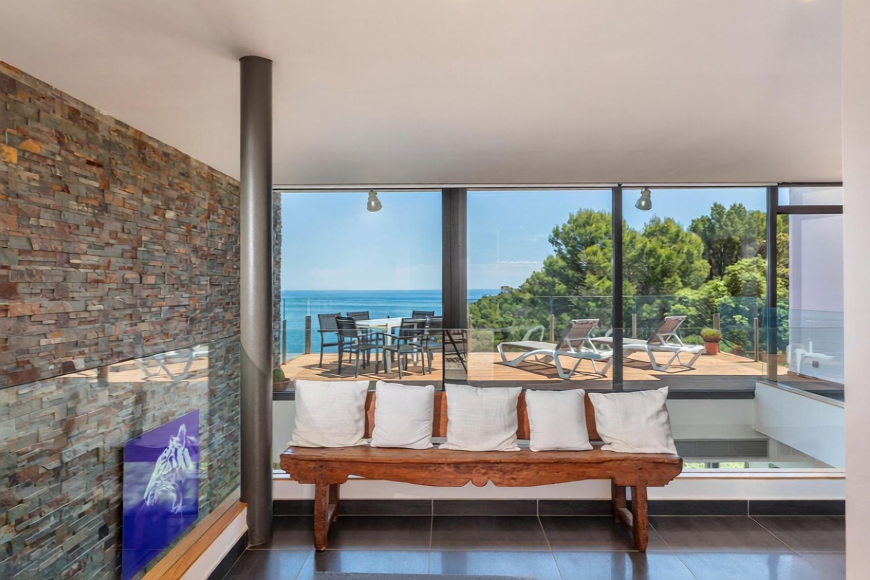 Chalet zum Verkauf mit direktem Strandzugang in Begur — Wohnzimmer