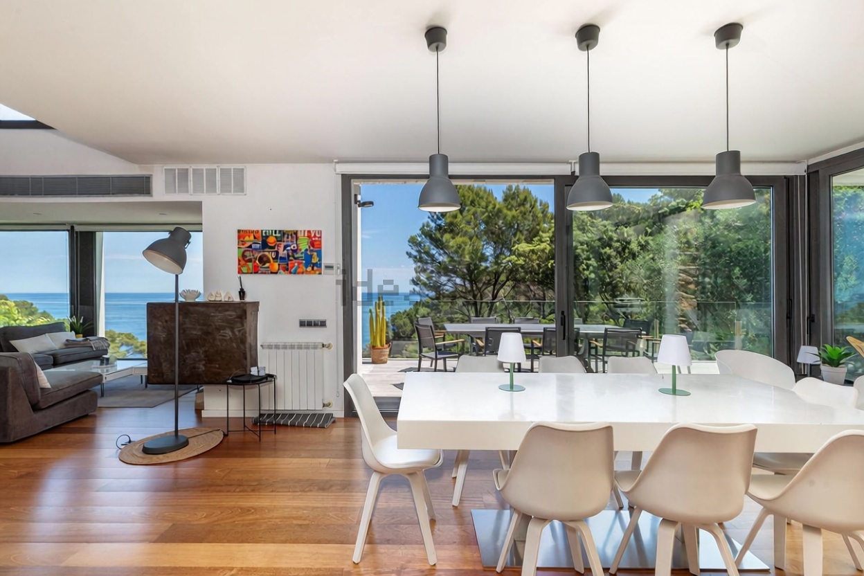 Chalet zum Verkauf mit direktem Strandzugang in Begur — Esszimmer