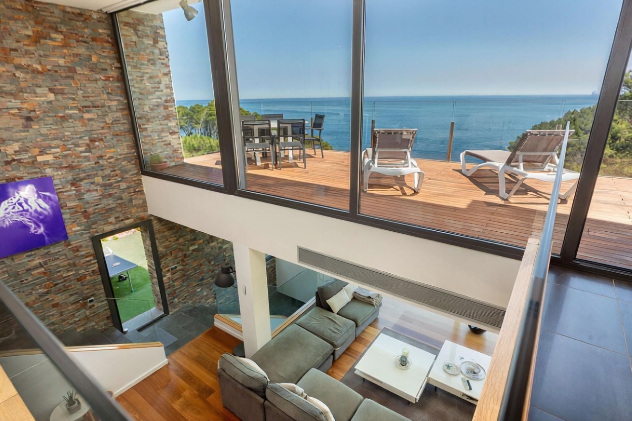 Chalet zum Verkauf mit direktem Strandzugang in Begur — Wohnzimmer