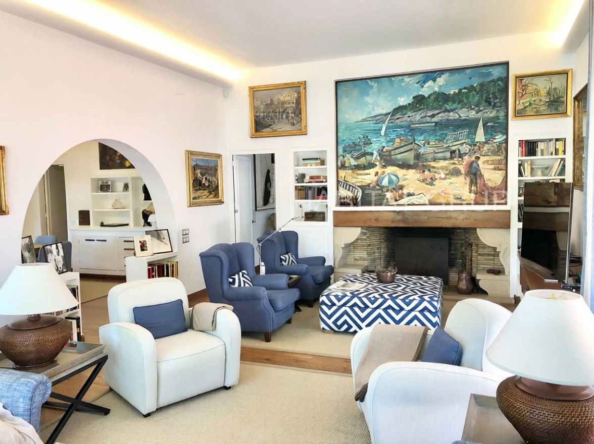 Chalet zum Verkauf mit direktem Strandzugang in Palafrugell — Wohnzimmer