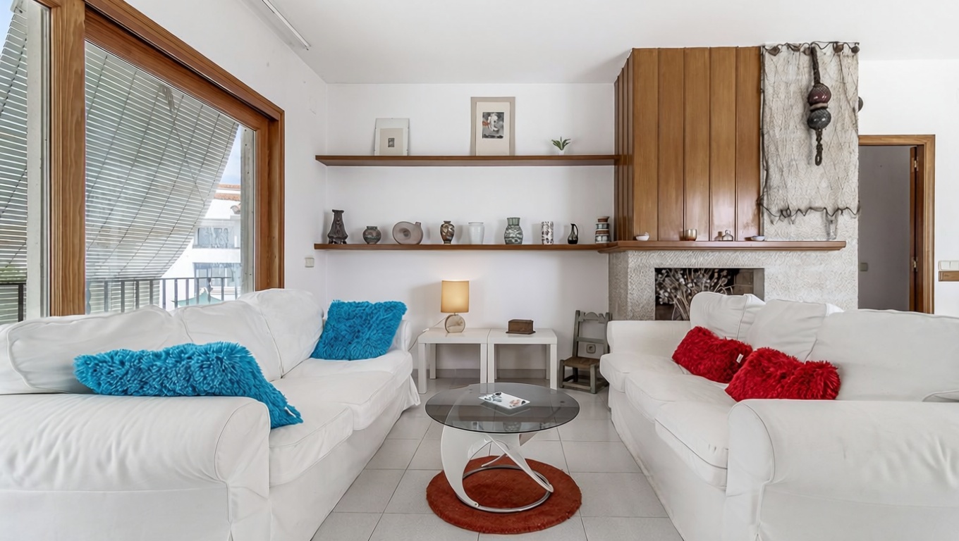 Chalet en venta con acceso directo a la playa en Calella — Salón