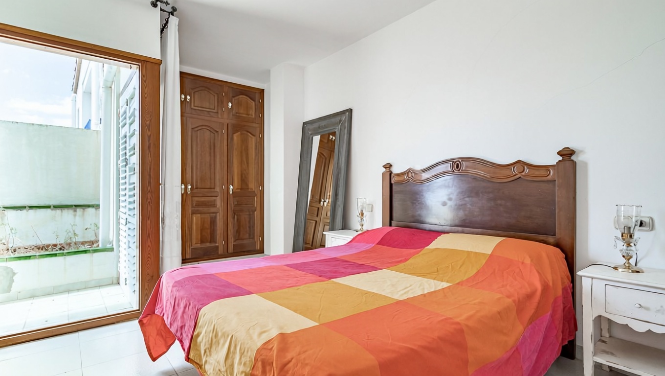 Chalet en venta con acceso directo a la playa en Calella — Dormitorio