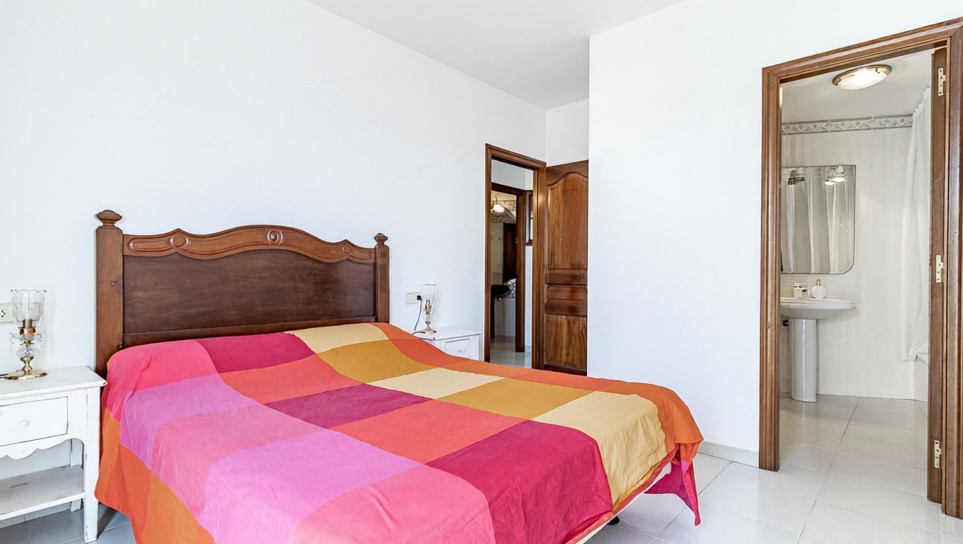 Chalet en venta con acceso directo a la playa en Calella — Dormitorio