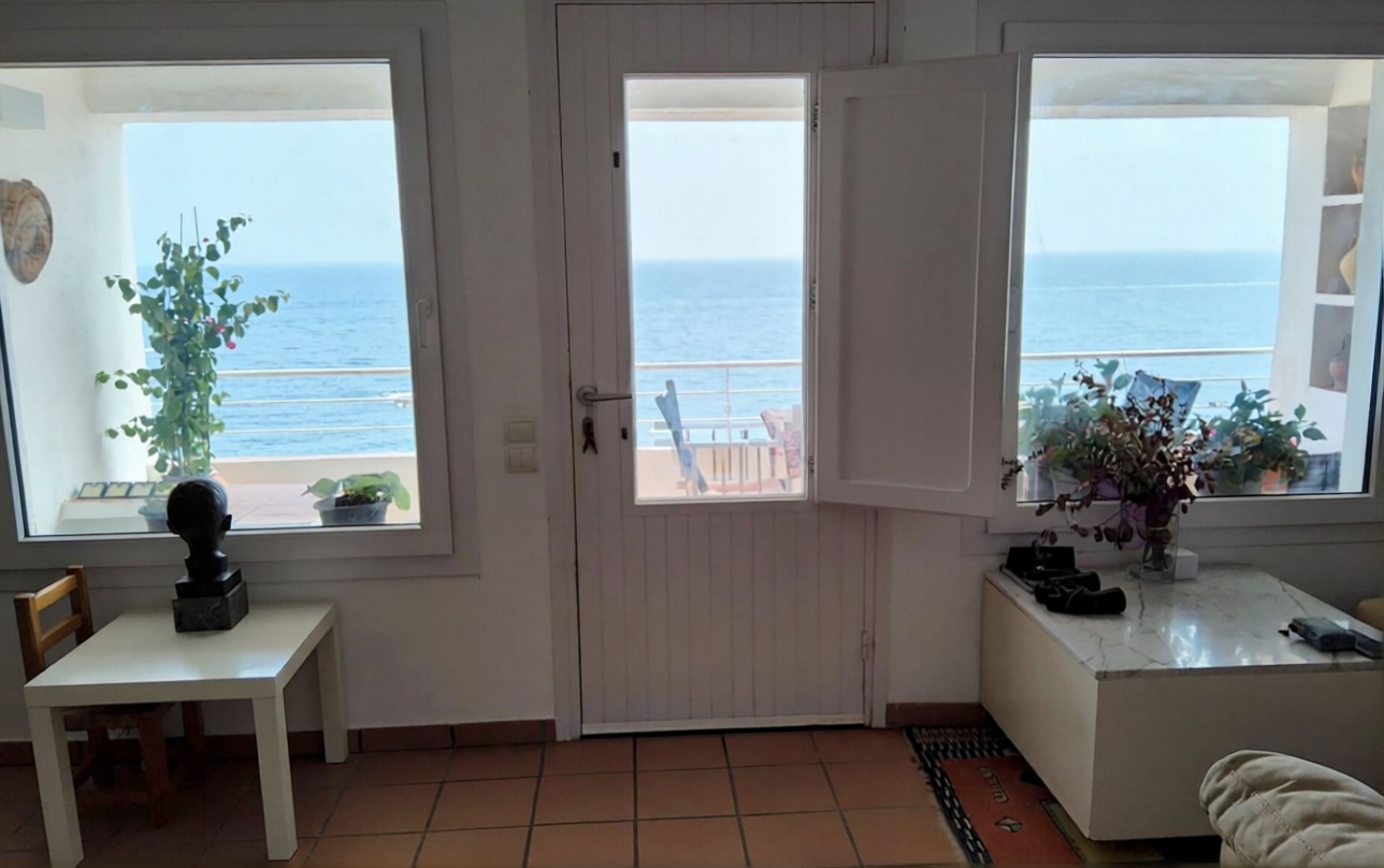 Chalé à venda com acesso direto à praia em Palamós — Sala