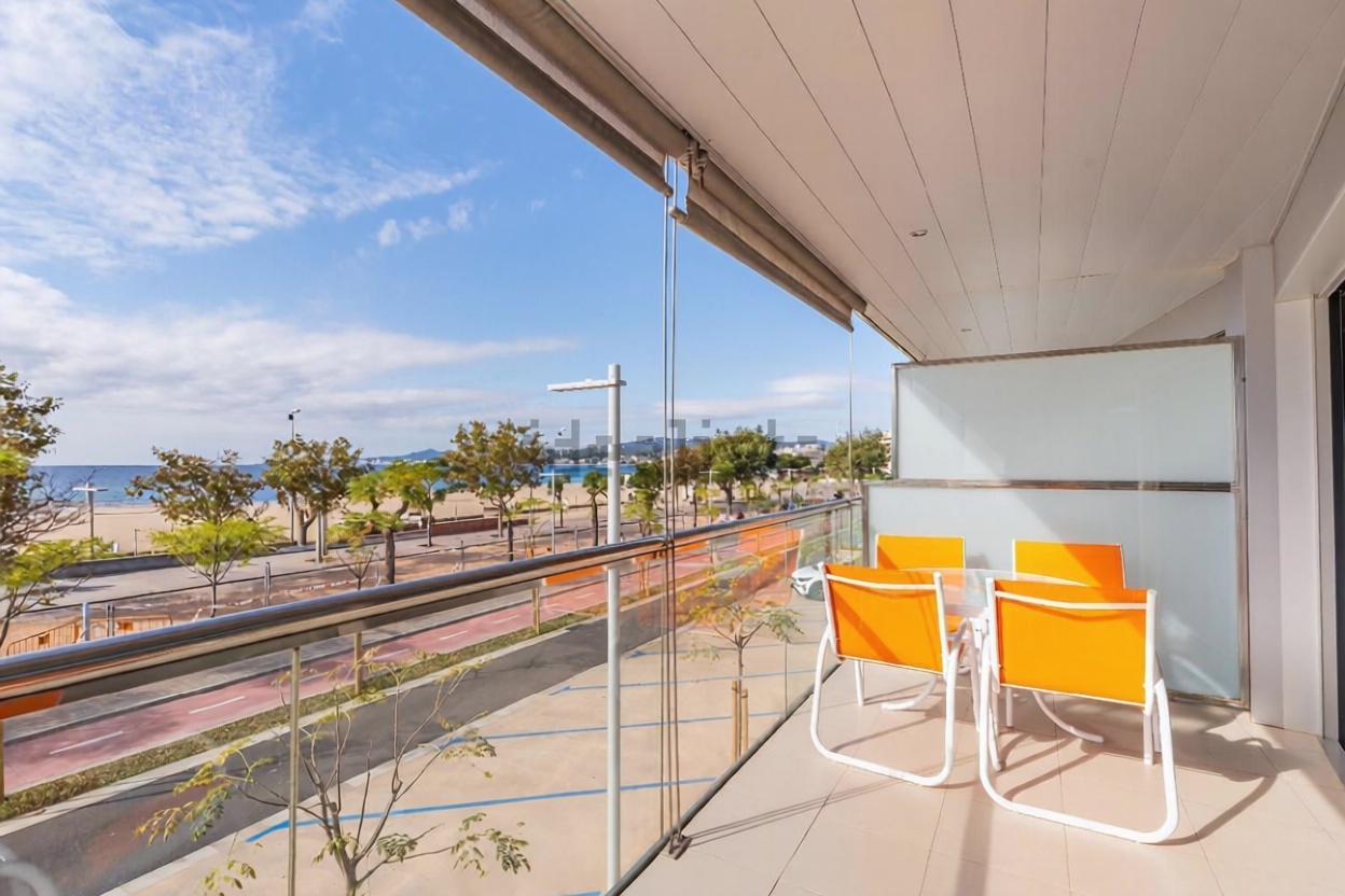Flat for sale frontline beach in Palamós — Sea terrace