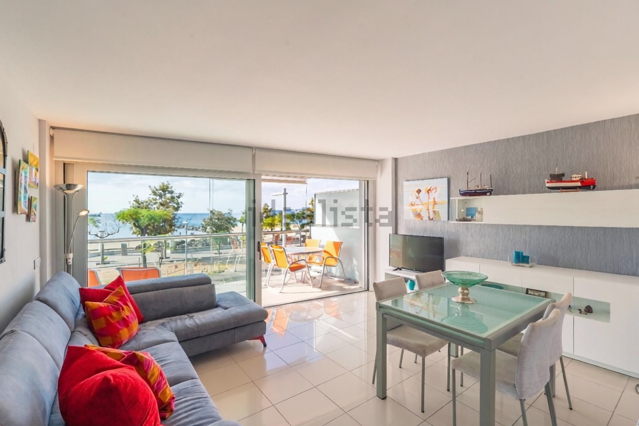 Flat for sale frontline beach in Palamós — Living room