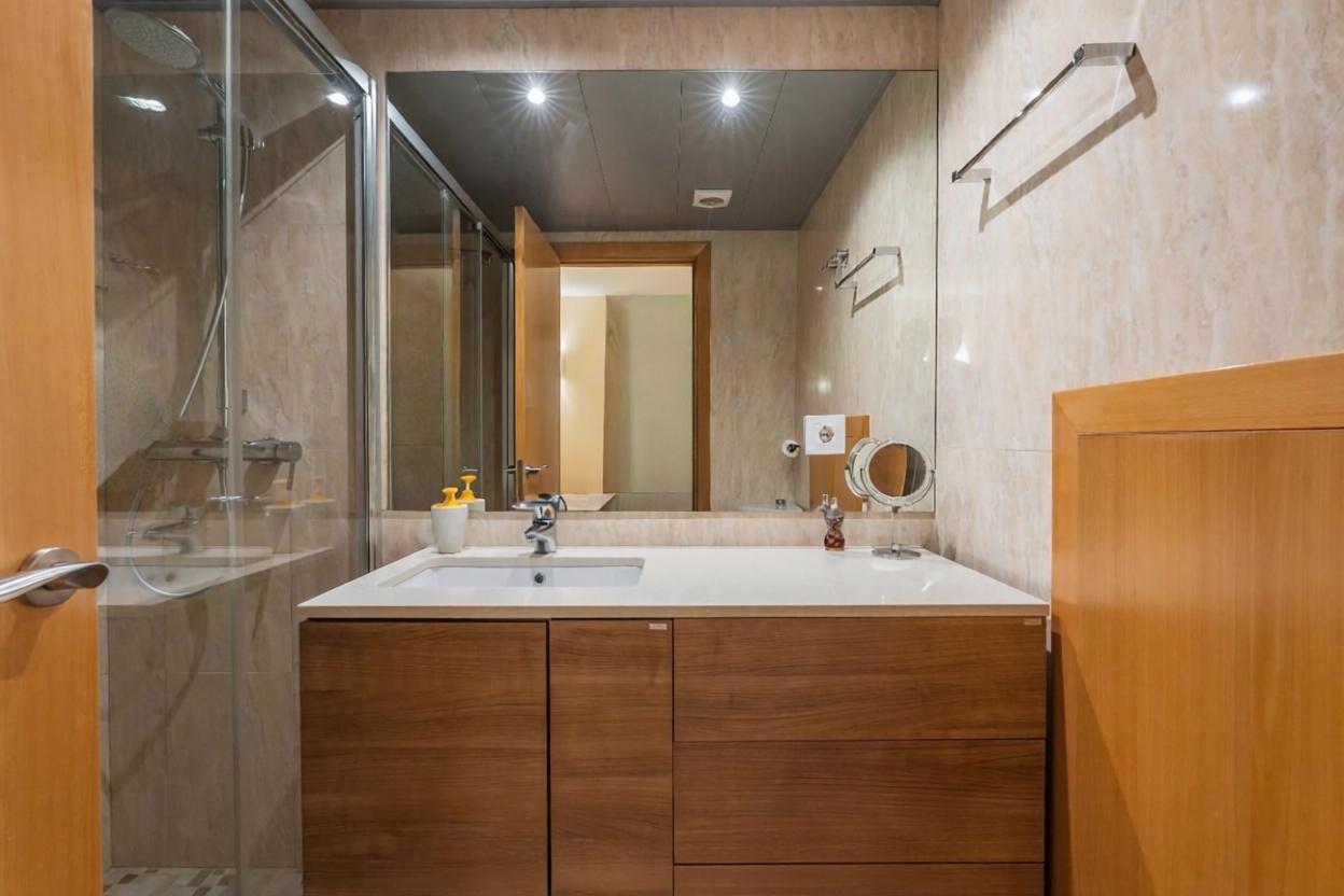 Flat for sale frontline beach in Palamós — Bathroom