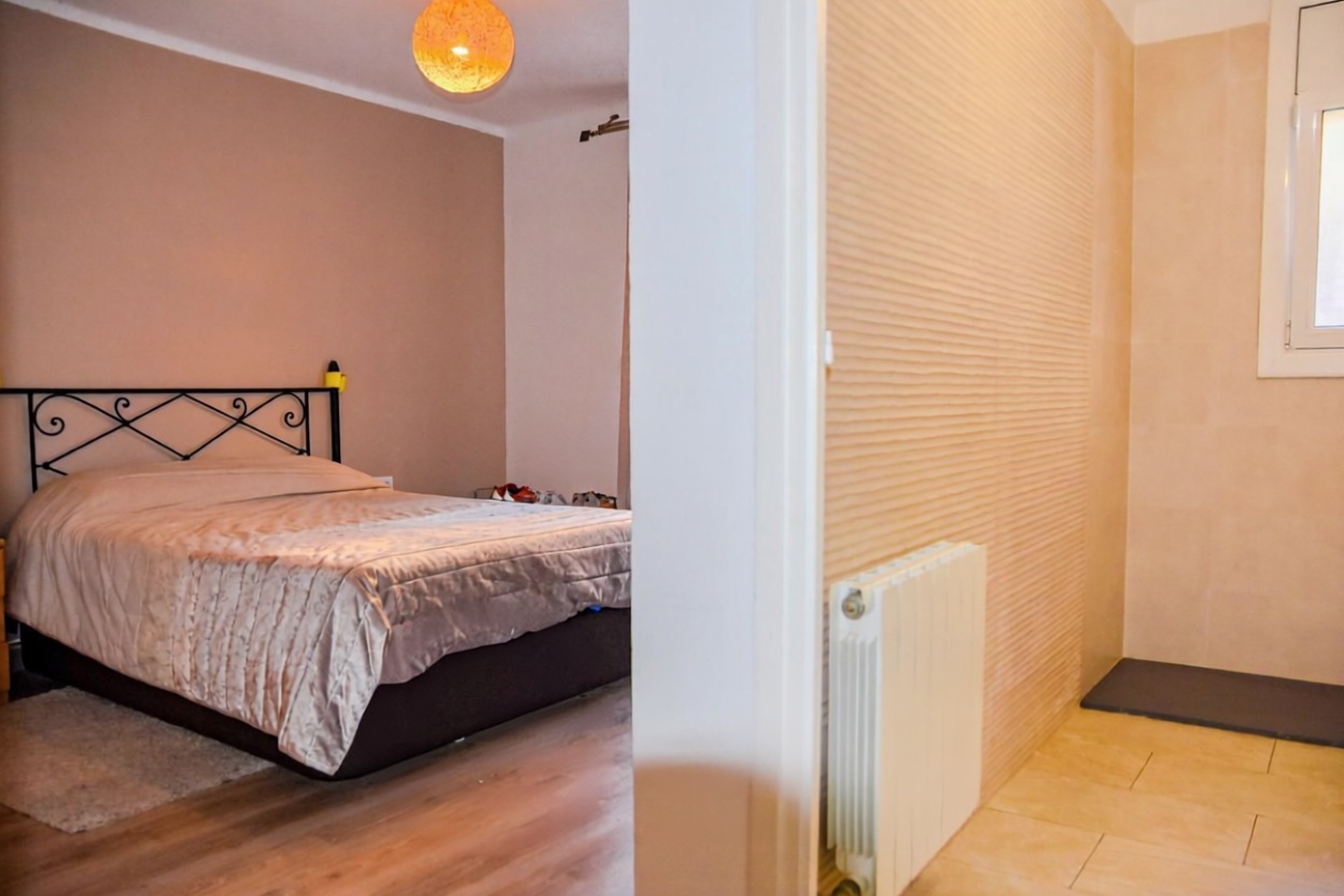 Piso en venta en primera línea de playa en Mataró — Dormitorio