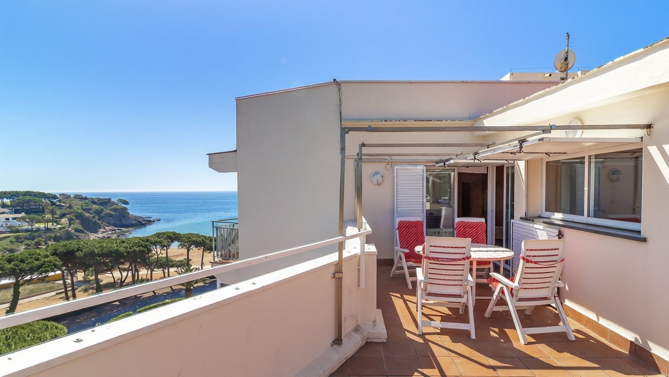 Grenier aménagé à vendre en première ligne de mer à Palamós — Terrasse mer